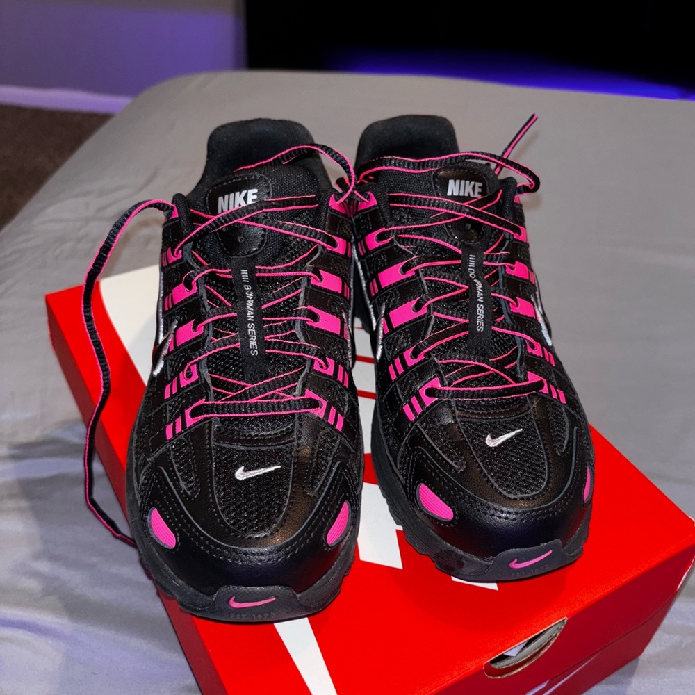 Nike P-6000 Size 5.5Y black & pink